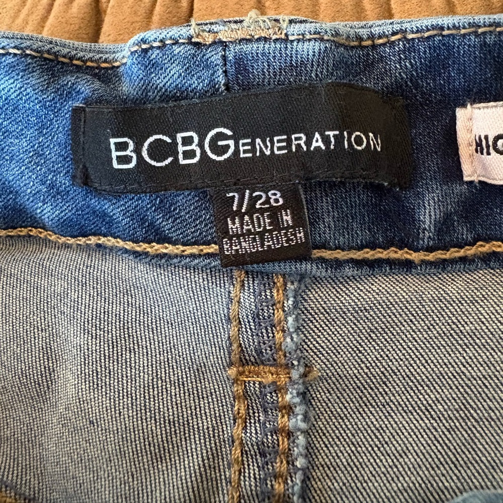 BCBGeneration NWOT Blue Flare Jeans, High Rise Curvy. 5 pockets.Size 7/28 - Picture 7 of 8